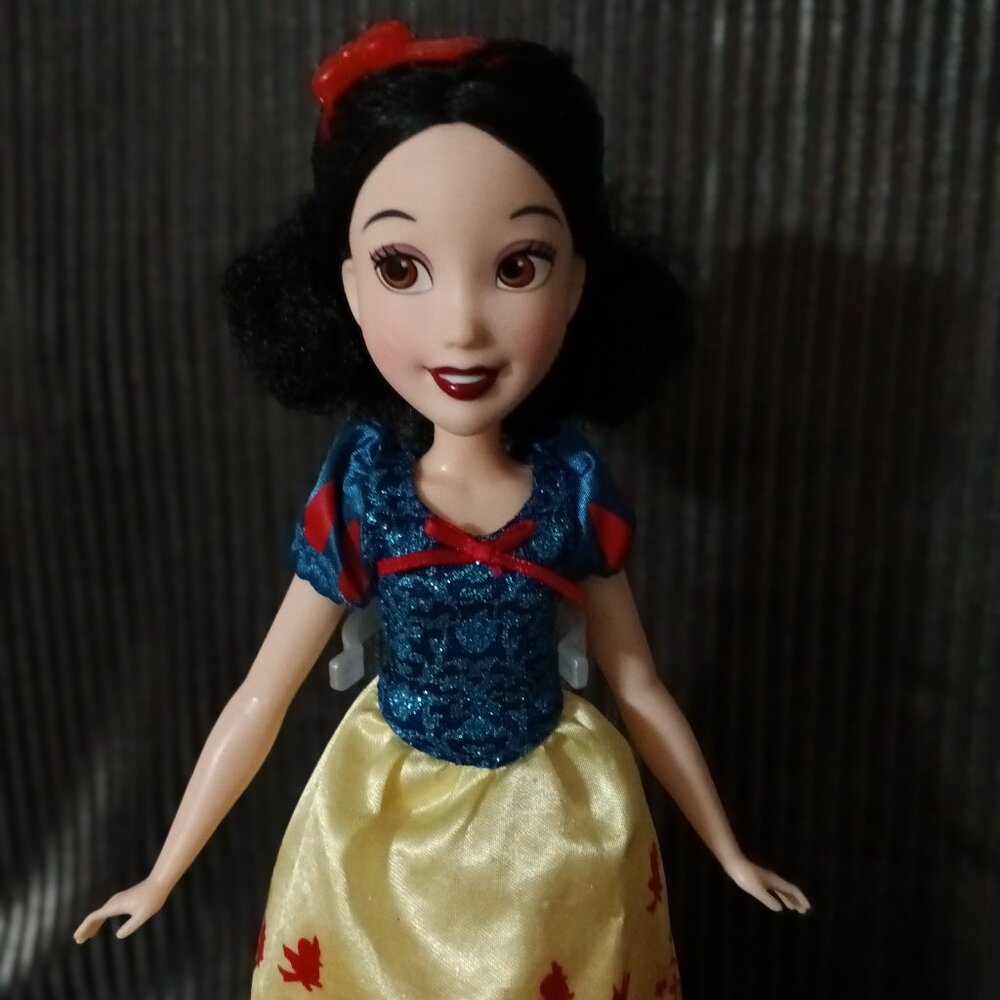 Disney Princess Royal Shimmer Snow White Doll